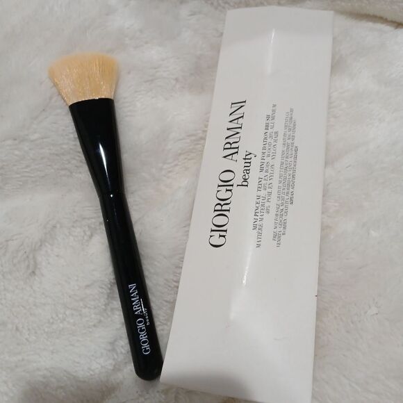 Giorgio Armani Beauty Makeup Brush - Black and Cream - Picture 1 of 5